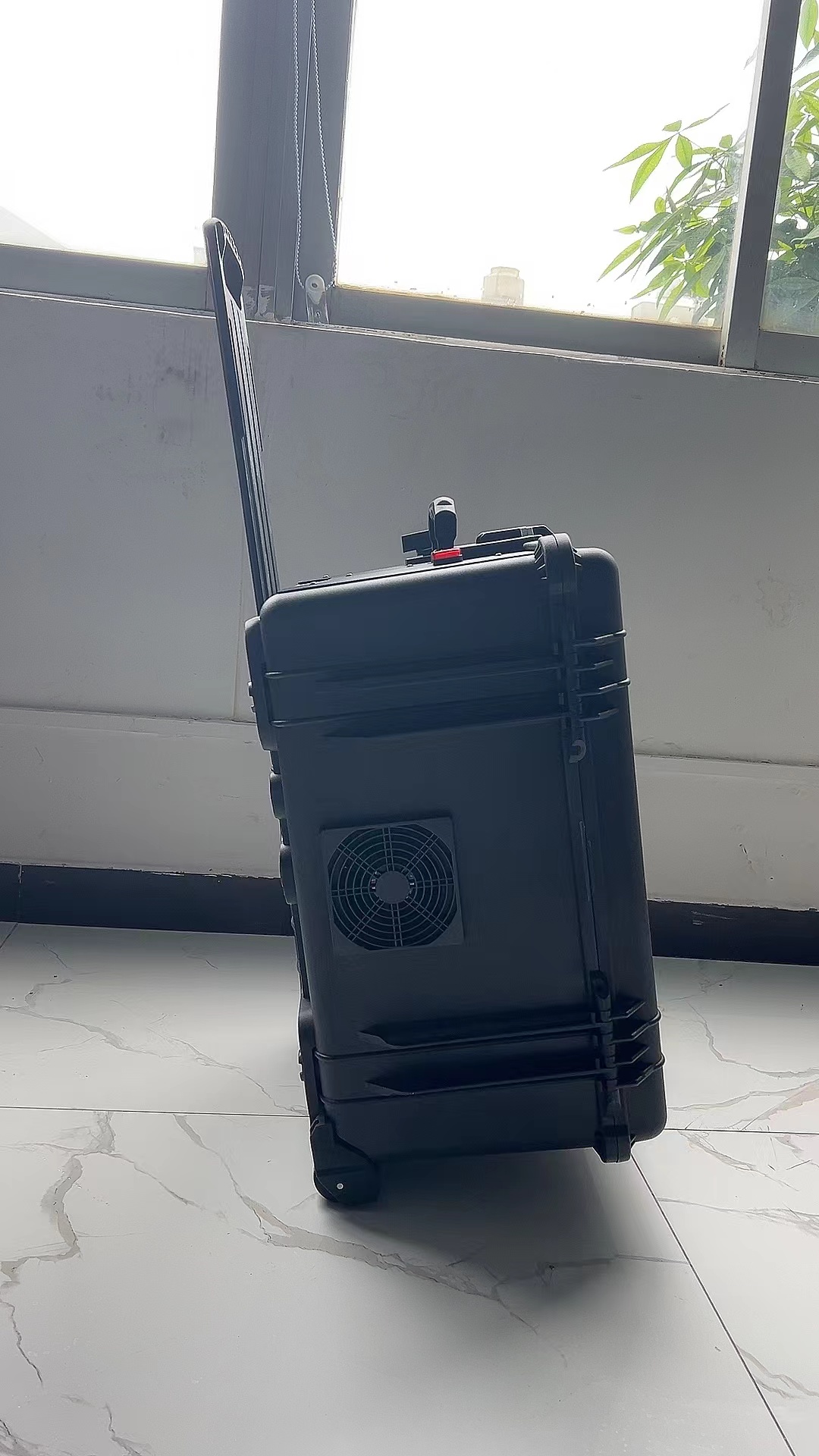 察哈尔右翼后手拉箱型移动通信干扰器